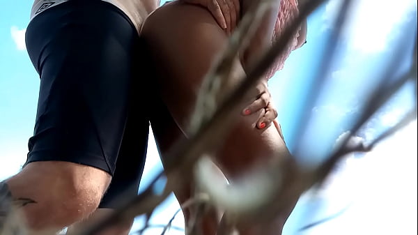 na praia novinha gostosa casadinha fazendo_sexo com o_salva vidas