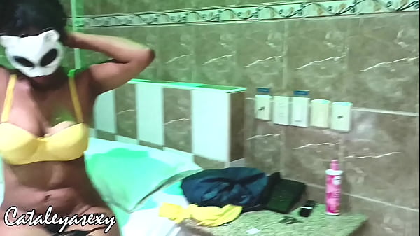 Nonton Delicious Big Tits Ebony Model Shaves And Puts On Tiny Costume thumbnail