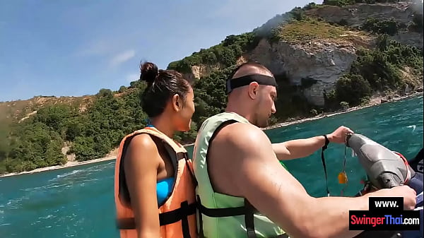 Amateur Thai girlfriend gives_him a blowjob_in public