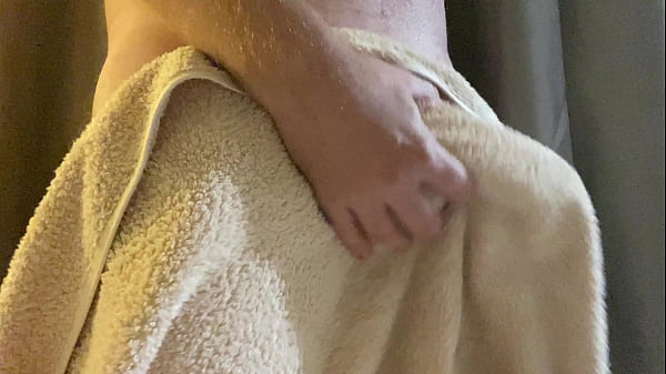 Play MP4 - Shaking my bIg British dick until it bursts out from under the towel - look at the size of that thing&excl;