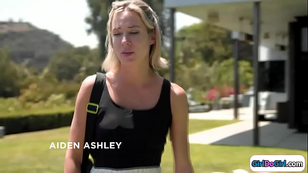 Play MP4 - Blonde gets her first lesbian experience