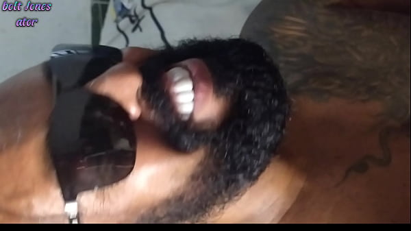 Bolt Jones Fazendo Manager Uma Loira E Uma Preta No Quintal Da Loira Bbw. thumbnail