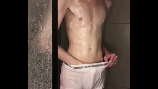 Play MP4 - Novinho tomando banho e mostrando pica