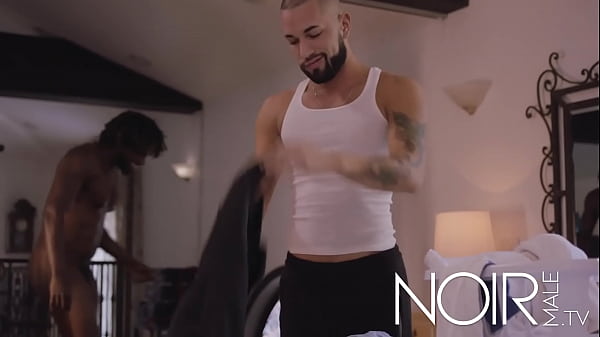 Mi amigo negro, me pregunta si creo que me cabe entera su gran polla en mi culo 