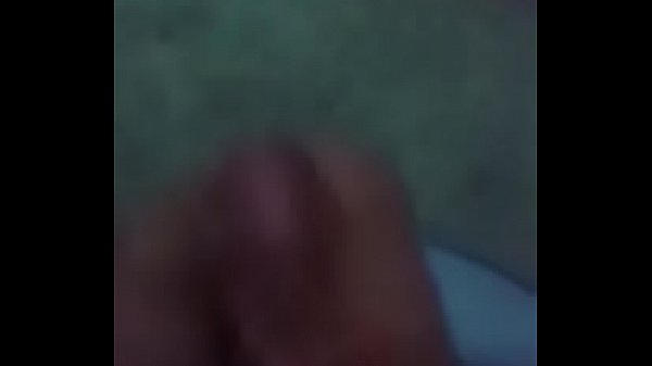 Joven dotado pajeandose 