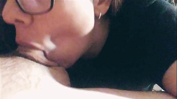 Play MP4 - Brunette loves to suck his dick