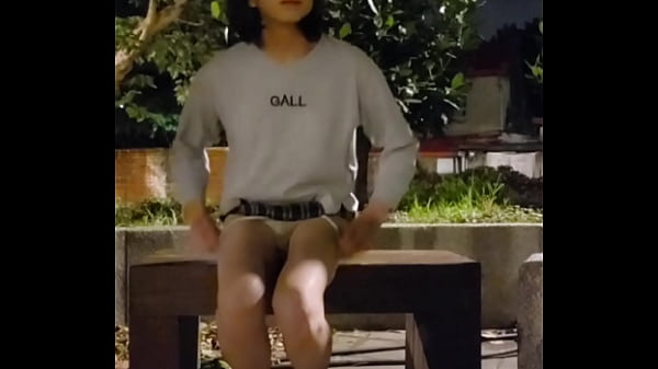 伪娘婷萱野外放尿，公园脱内裤手冲 