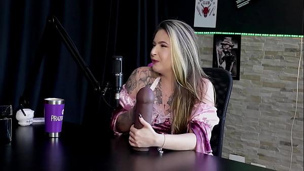 Loira safada demonstra seu boquete em dois paus e fica pelada, mostrando sua buceta gostosa e os peitos - Raphaela Savanah (SHEER/RED) Halloween 