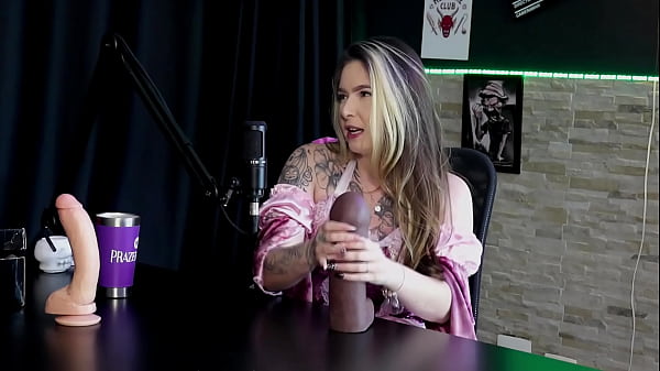 Loira_safada_demonstra seu boquete em_dois paus e fica pelada_mostrando sua buceta gostosa e_os peitos Raphaela Savanah SHEER_RED Halloween