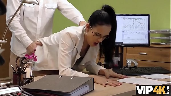 Play MP4 - VIP4K&period; La brune Elis Dark donne la chatte &agrave; l'agent pour