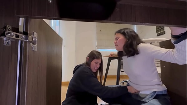 Play MP4 - No me hab&iacute;a dado cuenta que mi criada estaba tan buena&comma; se agacho para limpiar el estudio&period;