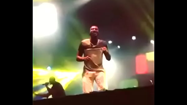 Play MP4 - Caraca&comma; Muleke&colon; Cantor Thiaguinho ficou excitado em show