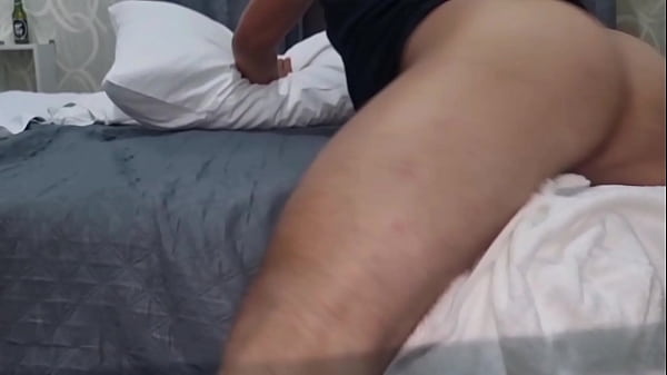 Play MP4 - ANALE &vert; MASTURBAZIONE MASCHILE CON DITO NEL CULO IN PRIMO PIANO - GEME E SI STRUSCIA IL CAZZO GROSSO SUL LETTO DELLA MATRIGNA