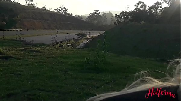 Gostosa fodendo_mesmo com pessoas passeando_ali