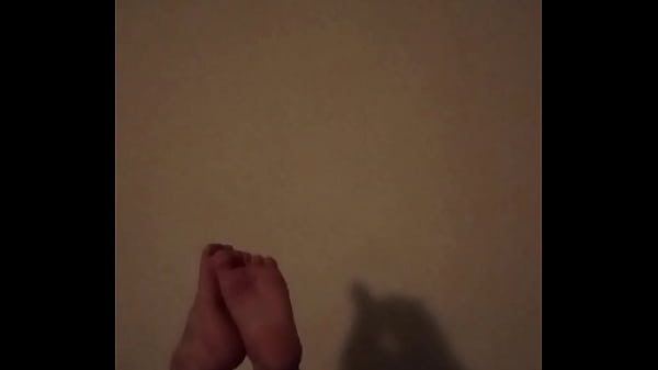 Play MP4 - Anna J&uacute;lia gosta de mostrar as solas dos p&eacute;s