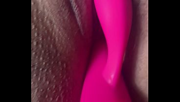 Le Encanta Llegar Varias Veces Con El Vibrador thumbnail