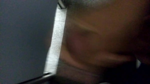 Play MP4 - Novinho punheta no banheiro p&uacute;blico