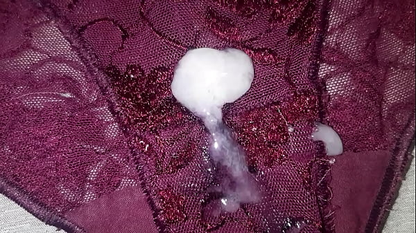 Me masturbé con el calzón usado guindo de encaje de mi mejor_amiga