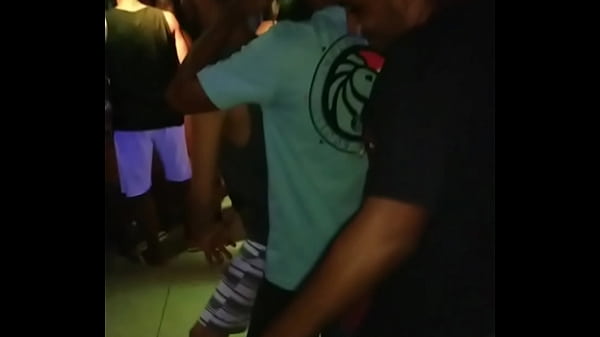 Fazendo strip na balada trenzinho do alegria emocionante ao vivo gr&aacutetis