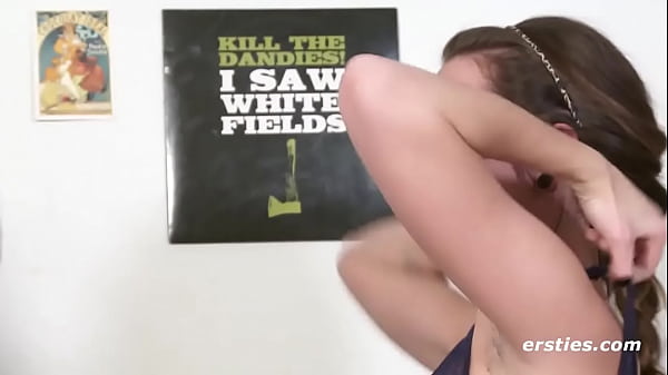 Ersties: Süße Amateurmädels haben Sex vor Kamera