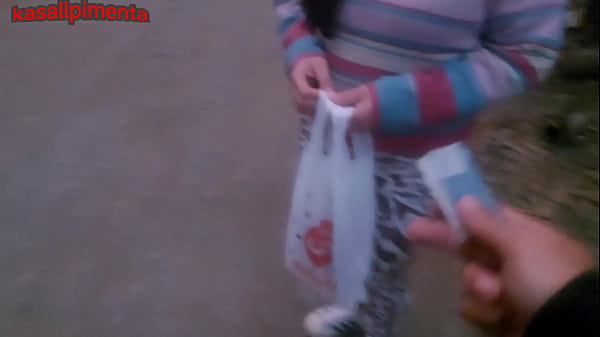 Play MP4 - transando com uma gostosa de uma col&ocirc;nia marginal sem camisinha&comma; por algumas latas&comma; safado tira proveito da pobreza e goza at&eacute; no cuzinho dela&excl;