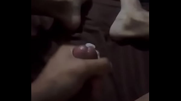 Chico eyaculando mucho semen