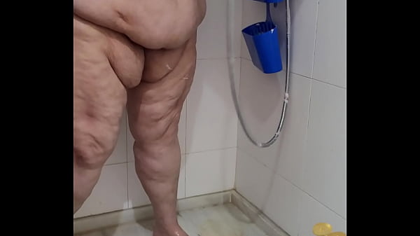 Coolmarina. Se mea la gorda en laducha y luego se limpia_bien