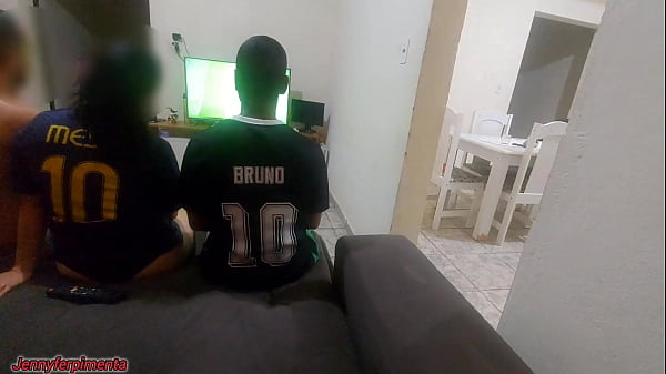 fiz sexo com amigo do meu marido por causa de uma aposta, fiquei com tes&atilde;o e acabei fazendo DP com os dois 