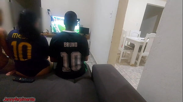 Play MP4 - fiz sexo com amigo do meu marido por causa de uma aposta&comma; fiquei com tes&atilde;o e acabei fazendo DP com os dois