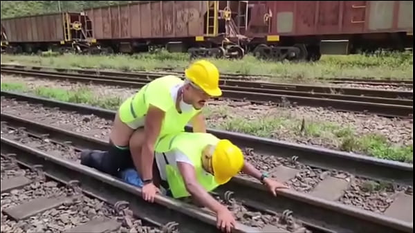 OS OPERARIOS PEGARAM PESADO NA HORA DO ALMO&Ccedil;O FUDERAN O COLEGA PASSIVO E DERAM MUITO LEITE DE SOBREMESA (TEASER) 