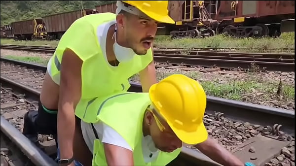 Play MP4 - OS OPERARIOS PEGARAM PESADO NA HORA DO ALMO&Ccedil;O FUDERAN O COLEGA PASSIVO E DERAM MUITO LEITE DE SOBREMESA &lpar;TEASER&rpar;