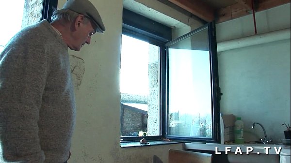 Play MP4 - Petite brunette francaise se fait ramoner le cul dans un trio avec Papy