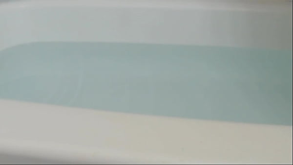 Play MP4 - Teen Taking a Bath