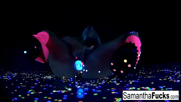 Blonde babe masturbates 