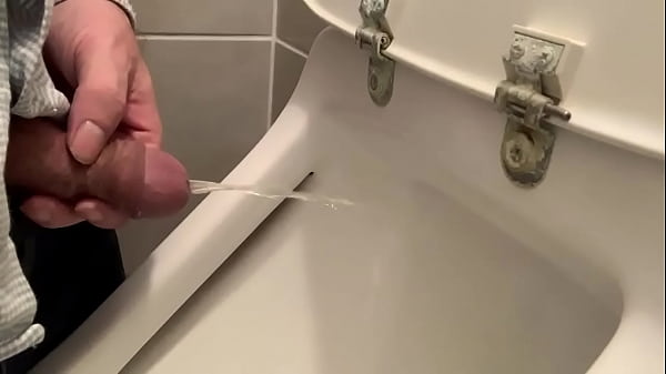 Play MP4 - Me pissing in a urinal