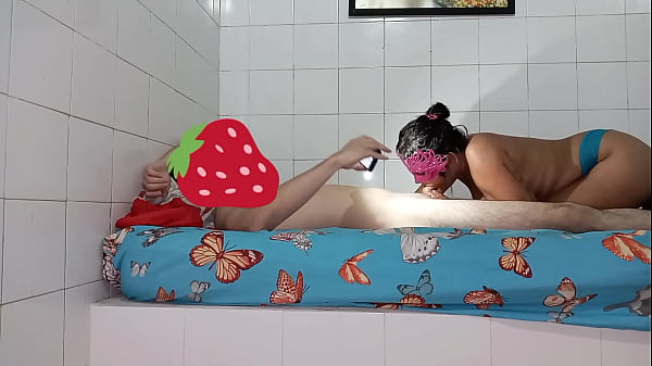 Le dije a mi amiga que vinieramos a ver netflix y termina mamando