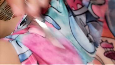 Ni&ntilde;era se masturba y muestra sus tangas mojadas