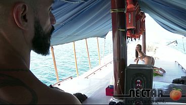 Nonton Sandy Cortez Destru&iacute;da Por Pau Enorme Em Lancha De Luxo! thumbnail