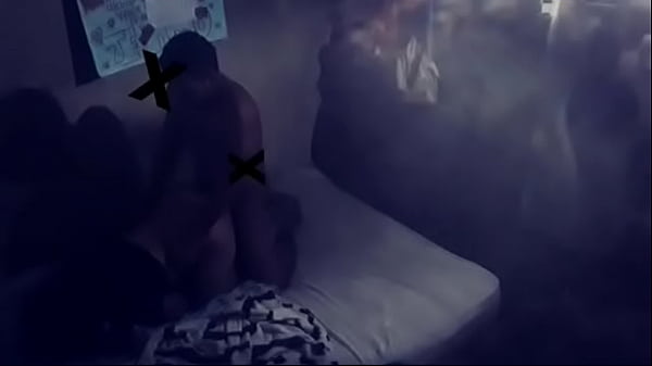 Mi amigo me coje aprovechando la ausencia del cornudo de mi esposo 