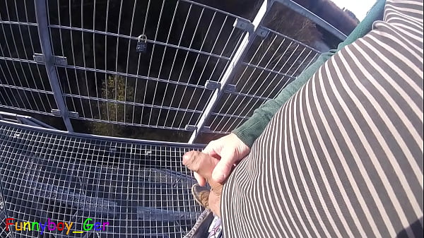 Drau&szlig;en auf einem sehr &ouml;ffentlinen Aussichtsturm an einem Fluss bearbeite ich meinen Vorhautschwanz. 