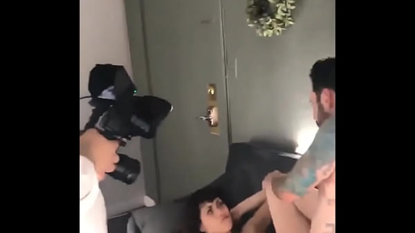 FILMANDO UM PORNOZ&Atilde_O E COMENDO UMA BOMBA DE CHOCOLATE GOSTOSA (DEPOIS DANDO NA BOQUINHA DO ATOR PORNO) ELA FICOU MUITO PUTA POR ELE TER SE MELADO TODO E TER GOSTADO KKKKK FODASE