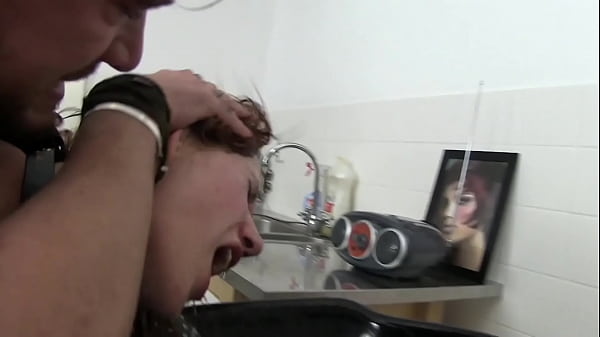 Play MP4 - De roodharige bij de kapper wil de rekening niet betalen en hij neukt haar in haar gretige gaatjes