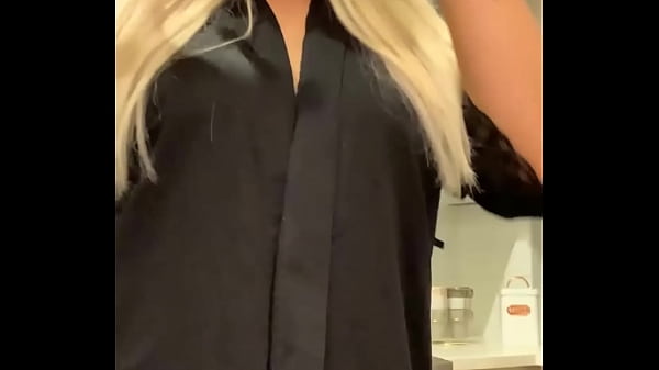 Nonton Big Blonde Masturbates On The Taple thumbnail