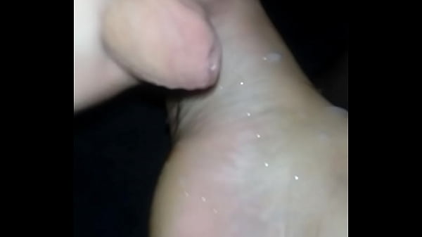 Play MP4 - Gozando nos p&eacute;s da esposa do colega