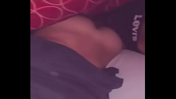 Me follo a mi vecino bajo las sabanas despues de una rica noche de peliculas