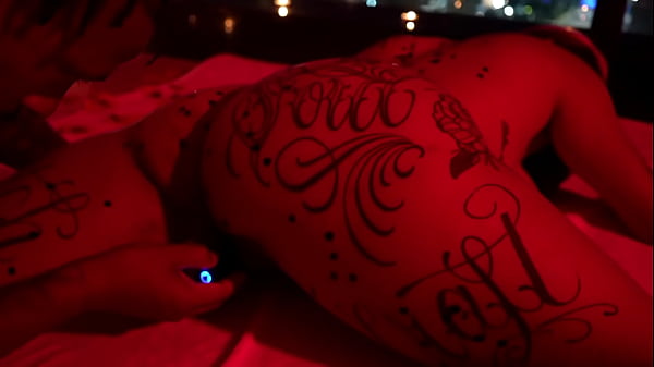 Macho do Pauz&atilde;o pingando vela no corpo da novinha gostosa e masturbando a bucetinha dela at&eacute; ela gozar! 