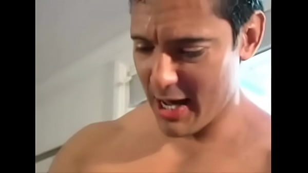 Play MP4 - Bodybuilder fucks twink