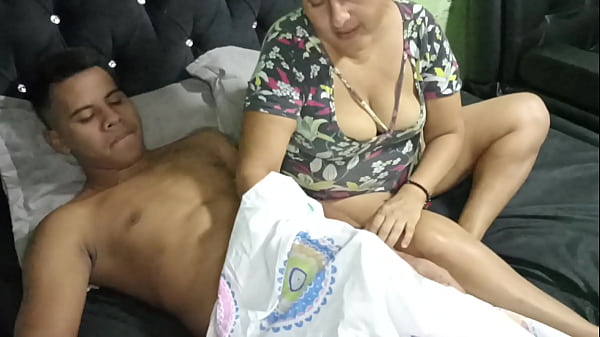 Veo peliculas_con mi hijastro_y chupo_su rica_polla