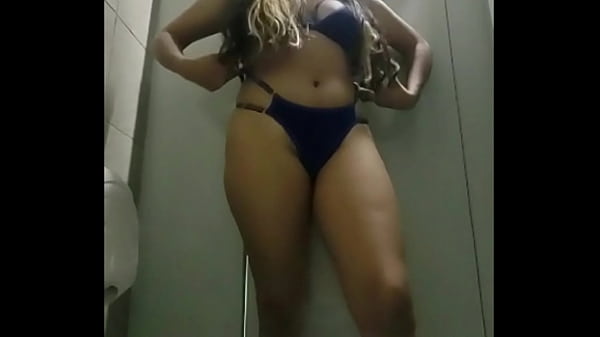 Play MP4 - La puta de mi novia se lleva lencer&iacute;a al gym para meterse al ba&ntilde;o a grabar c&oacute;mo se masturba