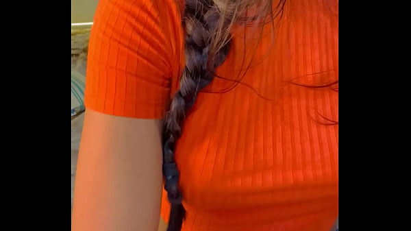 O enteado nãoconsegue descansar no sofá então assista a madrasta se masturbando e_transe com ela mais tarde na cama compartilhada_Roseredvip